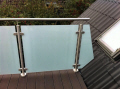 Terrasse rækværk med frosted hvid matteret sikkerhedsglas. Faconskåret glas tilpasset mod tagflade. 