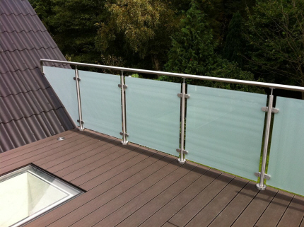 Terrasse rækværk med frosted-glas, hvid-matteret hærdet og lamineret sikkerhedsglas. Faconskåret glas mod tagflade.