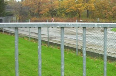 Modulhegn, Fra højde 180 cm og opefter leveres hegn med påsvejst hanekam på overkant som standard. 