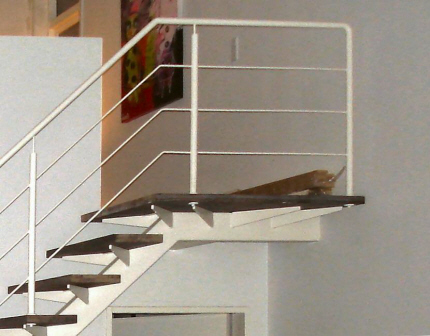 Center Trappe Opsadlet: Repos indmuret i væg. Gelænder-balustre monteret med gennemgående beslag og balustre, rækværk og gelænder hvidmalet. Stål Gelænder og centervange hvidmalet. Gelænder monteret på de massive fyrplank trappetrin.