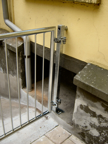 Kældertrappe, m. låge: Kældertrappe sikret med aflåselig låge og Rækværk-Gelænder monteret. 