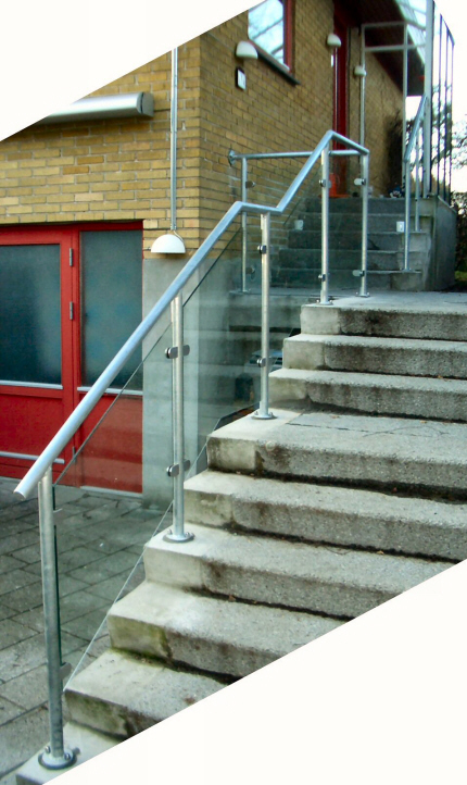 De rå galvaniserede stålrør monteret med lamineret sikkerhedsglas monteret på trappeindgang.