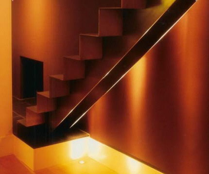 Design-trappe m. usædvanlig høje trappetrin, fremstillet i  stålplade bukket i facon, pulverlakeret.