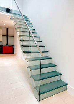 Design-trappe m. trappetrin, der bæres af hærdet glas gelænderværn.