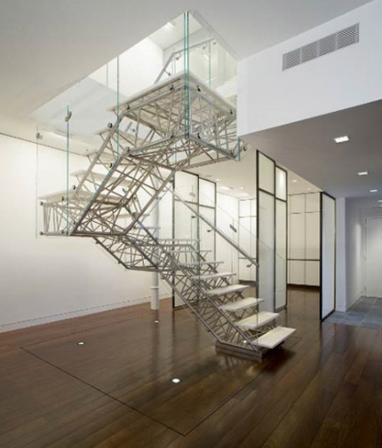 Design-trappe opbygget i gitterkonstruktion.