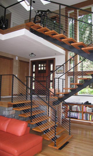 Design-trappe m. træ trappetrin og gelænderværn-medløbere i rustfrit stål.