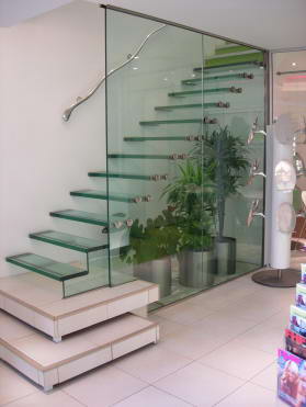Design-trappe m. trappetrin i hærdet glas, ophængt i selve glas gelænder-væggen.