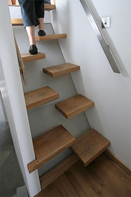 lternativ Design-trappe opbygget af forskudte halv-sidede træ trappetrin.