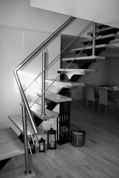 Se denne Indendørs - Indvendig opsadlet trappe, med gelænder + håndliste af rustfrit stål