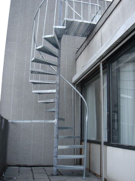 Montering af Spindeltrappe, profil plade repos, m. stålrør gelænder rækværk.