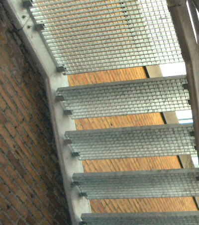 Ligeløbstrappe,Halvsving Trappe m repos, varmt-galvaniseret med trappetrin og repos af stål-gitterriste.