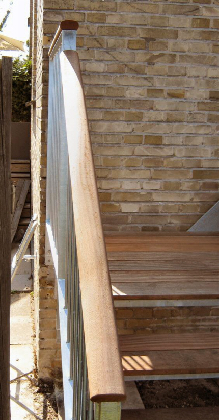 Altan-trappe: Træ-håndliste Mahogny oval m. flade, type 116