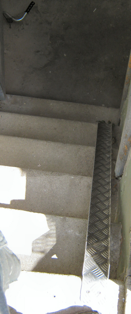 Cykel trappe-køre-skinne fastmonteret. Cykel trappe-skinnen fastgøres oven på øverste trappetrin og på forkant af nederste trappetrin, sådan at dør ikke blokkeres.