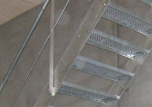 PRIS Billige Ståltrappe-Vanger i 200 x 8 mm  fladståls-profil. Her med Hulpladetrin.