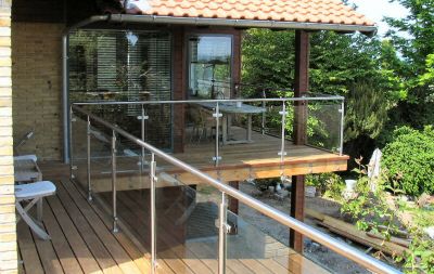Terrasse, altan, rækværk, rustfrit stål, IPE hårdttræ rillede terrassebrædder.