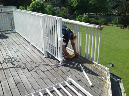 Klargøring til montering af Galvaniseret og Hvidlakeret terrassegelænder.