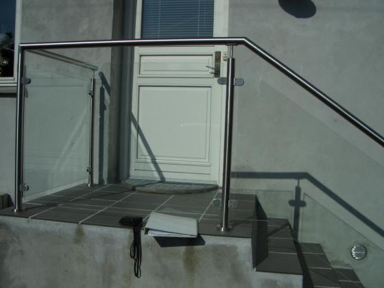 Trappe: Indgang gelænder,rækværk crosinox glasværn. Crosinox udendørs trappegelænder rækværk: Ballustre,+ medløber,håndliste i rustfrit stål,Værn af lamineret sikkerhedsglas.SALG,Montering.