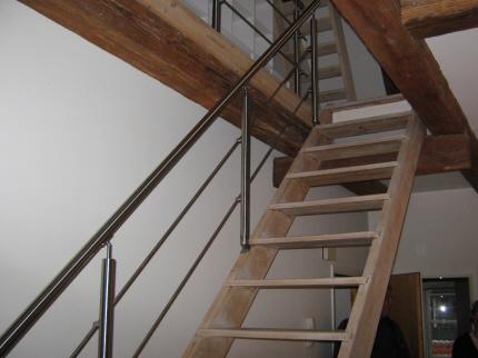 Trappegelænder monteret med specielt lodret fæstede balusterbeslag, der giver mulighed for montering oven-på træ-trappevange.