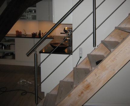 Trappegelænder: Indendørs trappe: Montering af gelænder rækværk og håndliste i rustfrit stål.