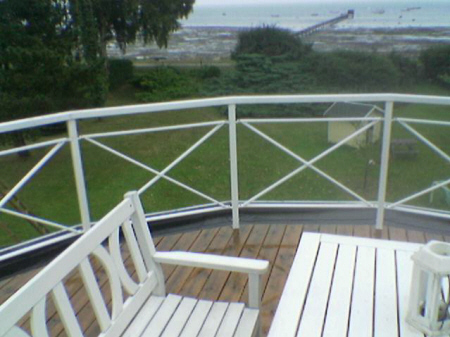 Hvidlakeret terrassegelænder, gelænderstolper og håndliste i firkant stålrør