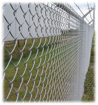 Pigtrådshegn: Fra højden 180 cm og opefter kan hegnet suppleres med pigtråd efter behov.